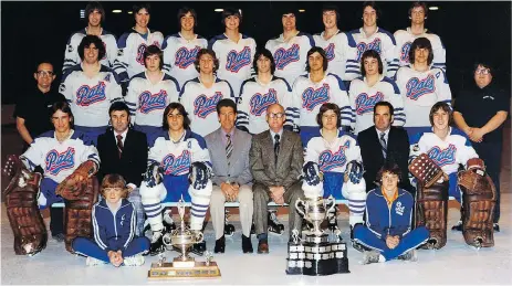  ?? ROY ANTAL/FILES ?? The Regina Pats with the Memorial Cup in 1974. Being chosen to referee the final “was quite a feather in my cap,” Kerry Fraser recalls.