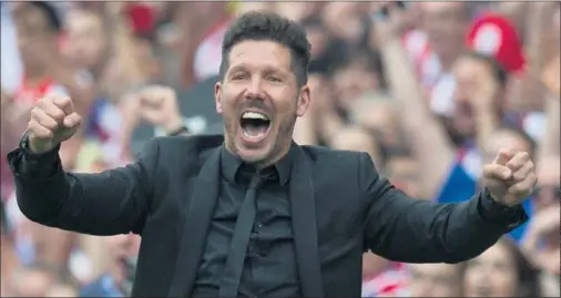  ??  ?? CONEXIÓN. Simeone celebra un gol en el Vicente Calderón. La sintonía del técnico con la grada es enorme. Seguirá siéndolo.