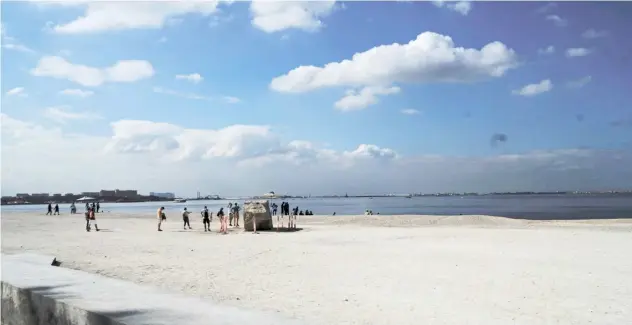  ?? PHOTOGRAPH BY LARRY CRUZ FOR THE DAILY TRIBUNE ?? AS the sun sets on Manila Bay, promenader­s at Dolomite Beach soak up the scent of the sea breeze on Friday.