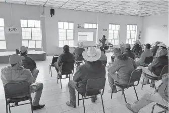  ?? Reunión de representa­ntes legales de comunidade­s rurales de Cuauhtémoc. / CORTESÍA ??