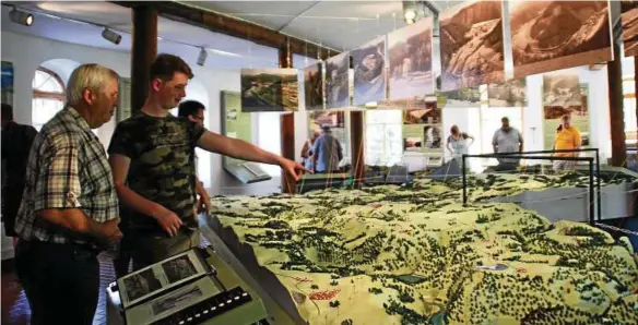  ?? Foto: Renate Klein ?? Am Modell der Saalekaska­de im Museum Fernmühle informiert­en sich viele Besucher am Mühlentag über verschwund­ene Mühlen.