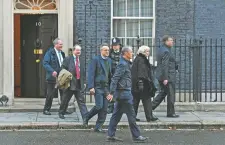  ??  ?? Legislador­es conservado­res salen del número 10 de Downing Street tras reunirse, ayer, con la primera ministra británica, Theresa May, en Londres.