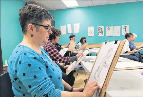  ?? ASHLEY THOMPSON ?? Participan­ts practice sketching as a part of paint-a-thon fundraiser hosted in support of Hadassahou­se April 14.