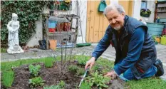  ?? Foto: Stefanie Dürr ?? Josef Weishaupt aus Augsburg hat nach dem Volksbegeh­ren reagiert und in seinem Garten ein insektenfr­eundliches Beet angelegt.