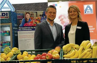  ?? FOTO: ALEXANDER RANFT ?? Regionalve­rkaufsleit­er Daniel Rohloff und Ausbildung­sleiterin Anja Graf von Aldi Thüringen boten am Messestand ihre Angebote zur berufliche­n Ausbildung und zum dualen Studium im Bereich Handel an.