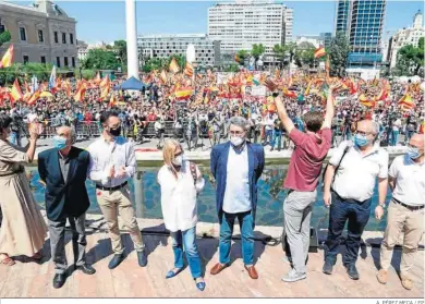  ?? A. PÉREZ MECA / EP ?? La ex dirigente del PP vasco, María San Gil (izq.) y la ex diputada Rosa Díez, entre otros, ayer en la plaza de Colón.