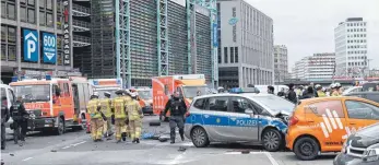  ?? FOTO: MAURIZIO GAMBARINI ?? Ein Bild von der Unfallstel­le: Eine junge Frau starb bei dem Unfall mit dem Polizeiaut­o. Der Polizist soll betrunken gewesen sei. Die Eltern des Opfers vermuten, das sollte vertuscht werden.