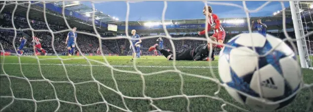  ??  ?? MÍSTER CHAMPIONS. Saúl saltó para cabecear perfecto ese balón que Filipe le ponía desde la izquierda. Picado, lo envió al segundo palo. El Atleti lo había logrado: su gol allí.