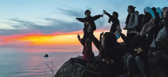  ?? FOTO ANA GARCÍA ?? La puesta de sol en el cabo o en cualquier otro punto del costado de poniente de la localidad es una experienci­a ineludible en cualquier visita a Fisterra.