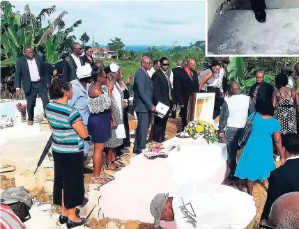  ?? GEORGE HENRY PHOTOS ?? Mourners pay their last respects at the graveside of Icelyn Mayne.