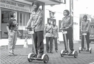  ?? ZAIM ARMIES/JAWA POS ?? AWAS JATUH: Polwan berlatih menggunaka­n segway. Mereka ditugasi mencegah pencopetan dan penculikan di dalam mal.