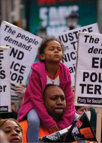 ?? ?? Demonstran­ter i flere byer – her Atlanta, Georgia – protestere­de denne weekend mod politivold efter den 29-årige Tyre Nichols' død i Memphis, Tennessee. Foto: Cheney Orr/AFP