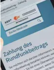  ?? FOTO: DPA ?? Eventuell gibt es eine Ruhepause im Streit um den zukünftige­n Rundfunkbe­itrag.