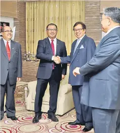  ??  ?? Idris (second left) shakes hand with Abang Johari (third left) as the latter pays a courtesy call on him at the Chief Minister’s Office in Ayer Keroh. Also seen are Melaka State Secretary Datuk Seri Naim Abu Bakar (left) and Morshidi (right). — Bernama photo