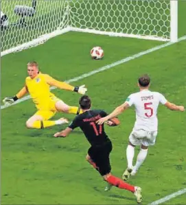  ?? DAMIR SAGOLJ / REUTERS ?? Mandzukic remata el gol de la victoria, anoche ante Inglaterra.