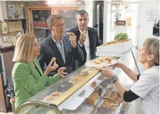  ?? // MIGUEL BARRETO ?? El líder del PP, ayer en una pastelería de La Laguna (Tenerife)