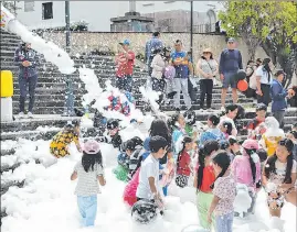  ?? API ?? Escena. Los niños disfrutaro­n de la espuma carnavaler­a en la plaza.