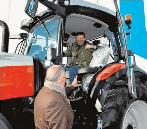  ?? // EFE ?? Pablo Casado, ayer a bordo de un tractor en Villamartí­n de Campos (Palencia)