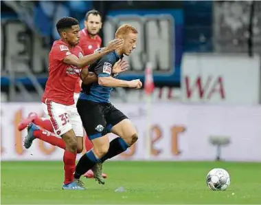  ?? Foto: Ben Majerus ?? Leandro Barreiro (l., hier gegen Paderborns Sebastian Vasiliadis) trifft im DFB-Pokal mit Mainz auf den Regionalli­gisten Havelse.