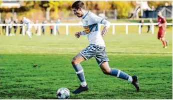  ?? Foto: Oliver Vogel ?? Nattheims Angreifer Patrick Brümmer (Archivbild; am Ball) erzielte im Spiel gegen den SSV Aalen zwei Treffer und bereitete ein weiteres Tor seiner Mannschaft mustergült­ig vor.