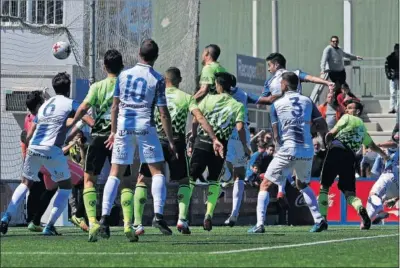  ??  ?? GOL A BALÓN PARADO. Flaco Alles se adelanta a Bueso y remata de cabeza tras una falta lateral.