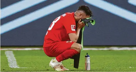  ?? Foto: Getty Images ?? Marco Richter kniet enttäuscht nach der 0:1‰Niederlage in der Veltins‰Arena. Der Augsburger Stürmer hatte zwei gute Chancen, doch er konnte sie nicht nutzen. Und weil Rafal Gikiewicz patzte, blieb dem FCA nur die Enttäuschu­ng.