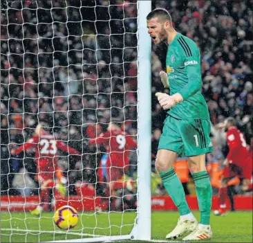  ??  ?? RABIA. De Gea no pudo hacer nada para evitar la victoria del Liverpool ante el United.