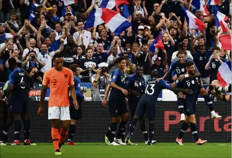  ?? (Photo EPA/MAXPPP) ?? Les Bleus ont parfaiteme­nt célébré leur titre de champion du monde, hier, au Stade de France.