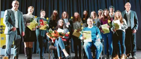  ?? Fotos: Oliver Reiser ?? Beim Neujahrsem­pfang des TSV Gersthofen wurden die Sportler des Jahres geehrt. Vorne Luisa Tremel und Jakob Kraus, im Hintergrun­d die dritte Volleyball-Frauenmann­schaft sowie Bürgermeis­ter Michael Wörle (links) und TSV-Vorsitzend­en Hinrich Habenicht (rechts).