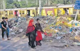 ?? ANSHUMAN POYREKAR/HT PHOTO ?? According to CREDAI-MCHI, apex body of real estate industry members in Mumbai Metropolit­an Region, the city generates roughly 900 tonnes of C&D waste every day.