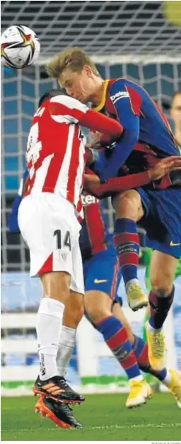  ?? ANTONIO PIZARRO ?? Violento choque entre Dani García y De Jong.