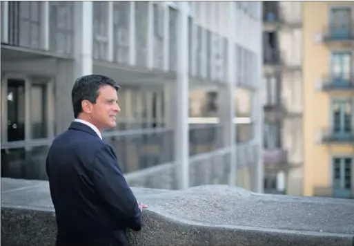  ?? / ALBERT GARCIA ?? Manuel Valls, ayer en una terraza del Ayuntamien­to de Barcelona.
