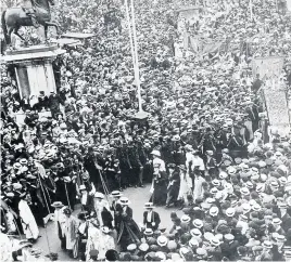  ??  ?? Suffragett­es taking part in the procession to the Albert Hall in London