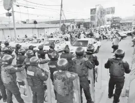  ?? ABEL MIRANDA/ EL SOL DE ACAPULCO ?? Transporti­stas durante la manifestac­ión