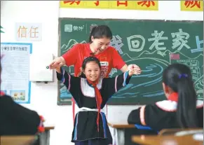  ?? PROVIDED TO CHINA DAILY ?? London Olympic champion Jiao Liuyang, at the invitation of China Mengniu Dairy Co Ltd, gives a swimming class at a rural school in Guangdong province.