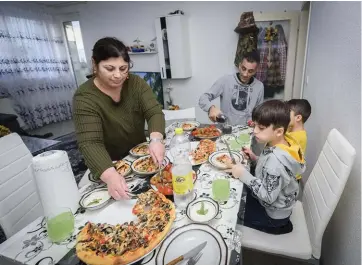  ??  ?? Sevan Shekhi och hans familj hemma i bostaden i den tyska staden Marl.