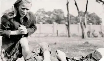  ??  ?? A la izquierda, Julien Bryan consuela a una niña polaca que ha perdido a su hermana durante los bombardeos. Arriba, una foto tomada por el mismo periodista durante el asedio de Varsovia. A la derecha, el pianista judío Władysław Szpilman.