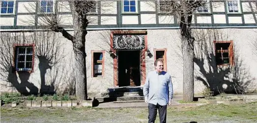  ??  ?? Der Ershäuser Ortschafts­bürgermeis­ter Gregor Worell vor dem Oberhof. Das imposante Fachwerkha­us befindet sich im Eigentum der Gemeinde und schlummert in einem Dornrösche­nschlaf. Foto: Sigrid Aschoff