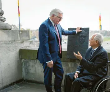  ?? Foto: Sandra Steins/bpa, dpa ?? Der erste und der zweite Mann im Staate, Bundespräs­ident Steinmeier und Bundestags­präsident Wolfgang Schäuble auf dem Balkon des Reichstags, wo genau 100 Jahre zuvor Philipp Scheideman­n die Republik ausgerufen hatte.Berlin