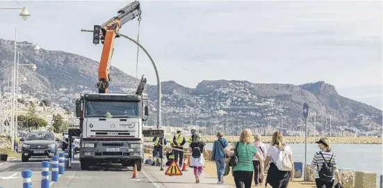  ?? Foto: David Revenga ?? Autos dürfen nur noch Richtung Albir fahren, die andere Spur gehört Fußgängern. Die Ampel wird abgebaut.