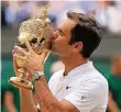  ?? FOTO: DPA ?? Inniges Verhältnis: Roger Federer und der Wimbledonp­okal