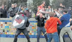  ?? REUTERS ?? Demonstrat­ors supporting and opposing President Trump clash in Berkeley, California.