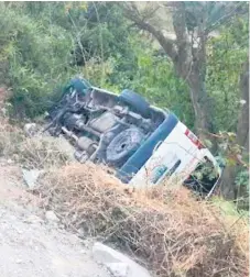  ??  ?? TRÁGICO. La ambulancia se volcó y estuvo cerca de caer en un