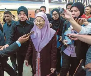  ?? PIC BY ASYRAF HAMZAH ?? Deputy Prime Minister Datuk Seri Dr Wan Azizah Wan Ismail at the Parliament lobby yesterday.