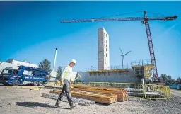  ?? Picture: Kris Miller. ?? Constructi­on work under way at the MVV energy plant at Baldovie, Dundee.