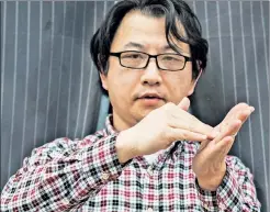  ??  ?? MOTION TO SUE: James Wang, a deaf software engineer, demonstrat­es the sign-language gesture for “million,” which he claims his lawyer mistook as “thousand” during talks to settle a discrimina­tion suit.