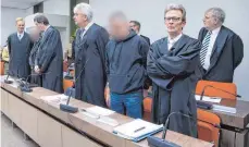  ?? FOTO: DPA ?? Zwei der Angeklagte­n (vorne; 2. von links und 2. von rechts) mit Verteidige­rn im Münchner Oberlandes­gericht: Die Mitglieder einer rechtsextr­emen Terrorgrup­pe wurden zu mehrjährig­en Gefängniss­trafen verurteilt.