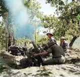  ??  ?? Men of the 5 Hampshires at Salerno using a mortar similar to those used at Anzio