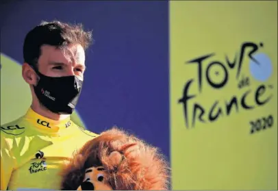 ??  ?? Adam Yates, nuevo maillot amarillo tras la penalizaci­ón a Alaphilipp­e, en el podio del Tour en Privas.