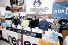  ??  ?? de la Sociedad Mutualista Obrera Oriente e invitados especiales presentaro­n la edición 63 del llamado Maratón de Saltillo.